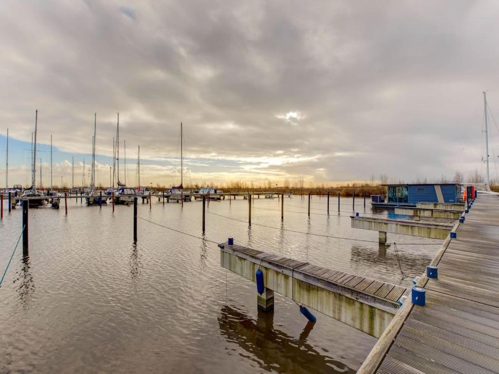 Modern Houseboat In Marina Of Volendam Hotel Exterior photo